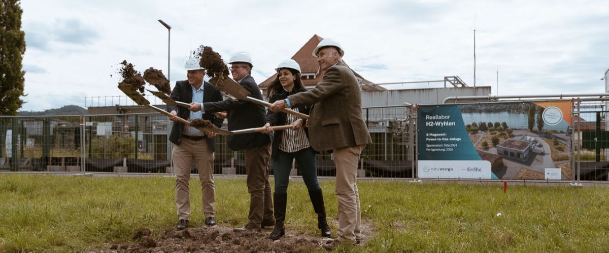 Dr. Jörg Reichert (naturenergie), Dr. Tobias Benz (Bürgermeister), Dr. Reihaneh Zohourian und Prof. Wolfram Münch (beide EnBW) (von links nach rechts) starten symbolisch die Bauarbeiten.