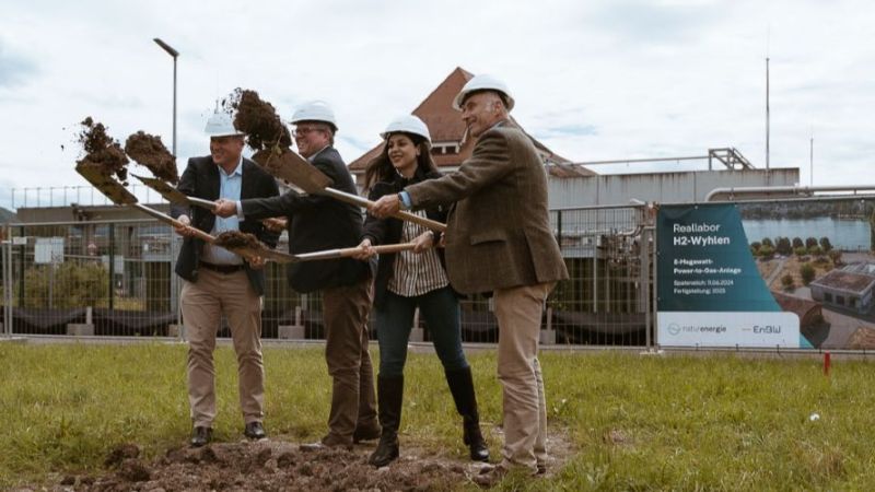 Dr Jörg Reichert (naturenergie), Dr Tobias Benz (Mayor), Dr Reihaneh Zohourian and Prof Wolfram Münch (both EnBW) (from left to right) symbolically start the construction work.