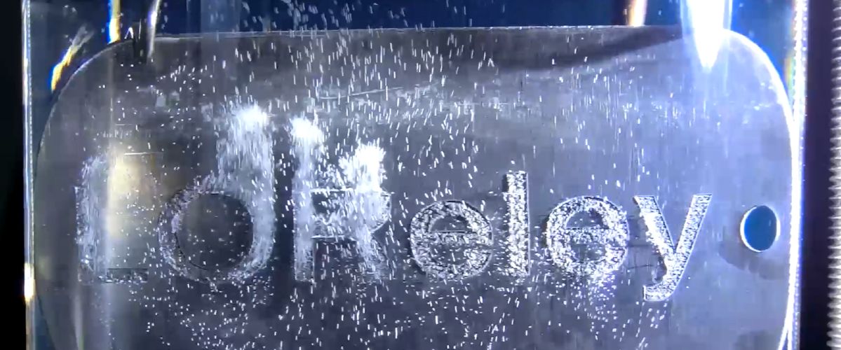 Bubbles of hydrogen - and only on the lettering LOReley, which was applied using a femtosecond laser. The aluminium plate was coated with platinum and immersed in a liquid organic hydrogen carrier.