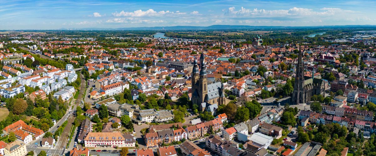 Luftaufnahme von Speyer: Die im Verbundvorhaben AGENS geplante geothermische Anlage soll die Energieversorgung der Städte Speyer und Schifferstadt dekarbonisieren.