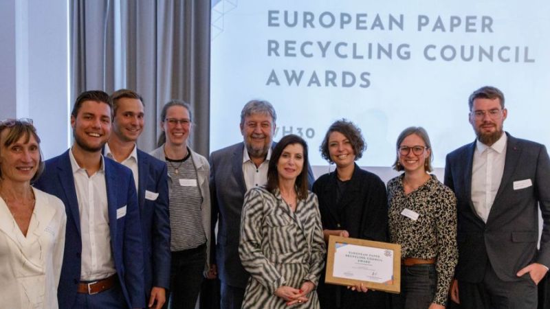 Das Team von EnEWA bei der Preisverleihung vom European Paper Recycling Council Award