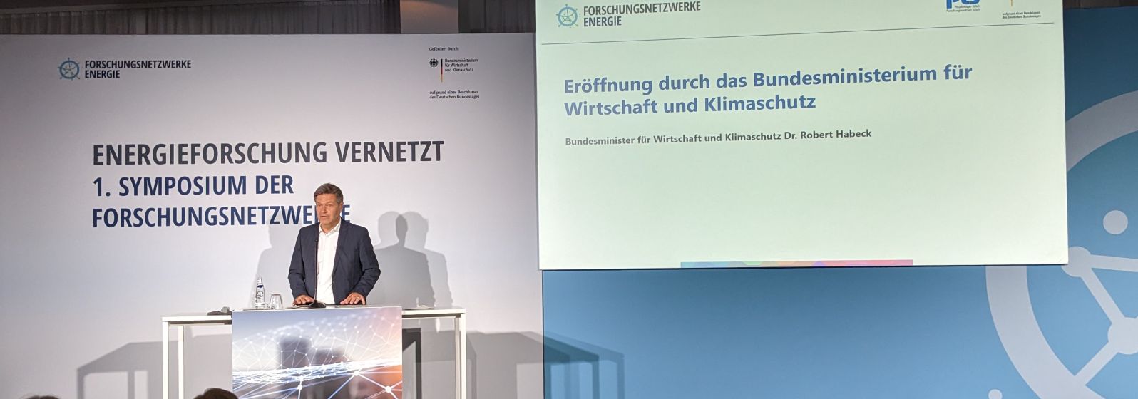 Bundeswirtschaftsminister Robert Habeck eröffnet das 1. Symposium der Forschungsnetzwerke Energie.