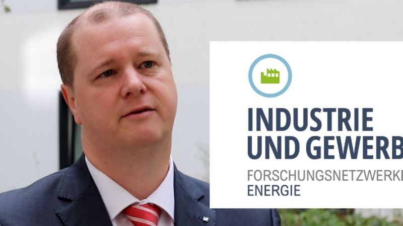 Ein Mann in einer Interviewsituation ist zu sehen. Daneben das Logo des Forschungsnetzwerks Industrie und Gewerbe