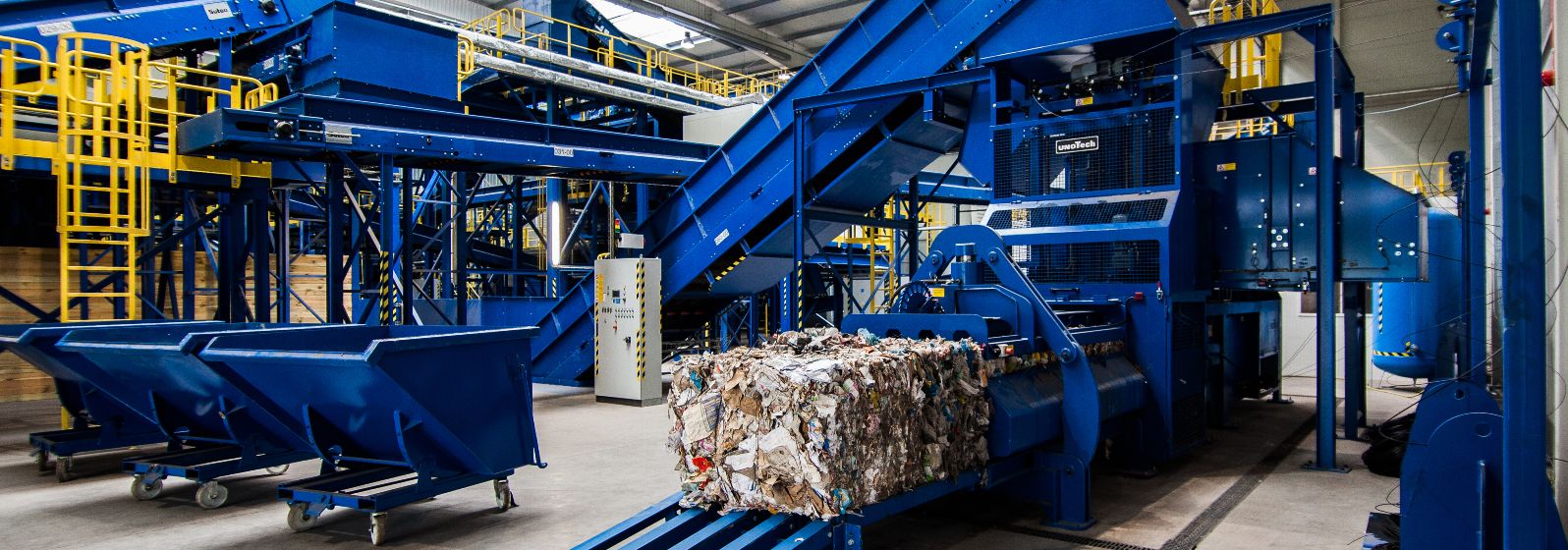 In der Abfallwirtschaft werden verschiedene Abfallarten in Ballen gepresst. Durch das vollautomatisierte Bunkermanagement von Sutco RecyclingTechnik kann dies nun energieeffizienter ablaufen.