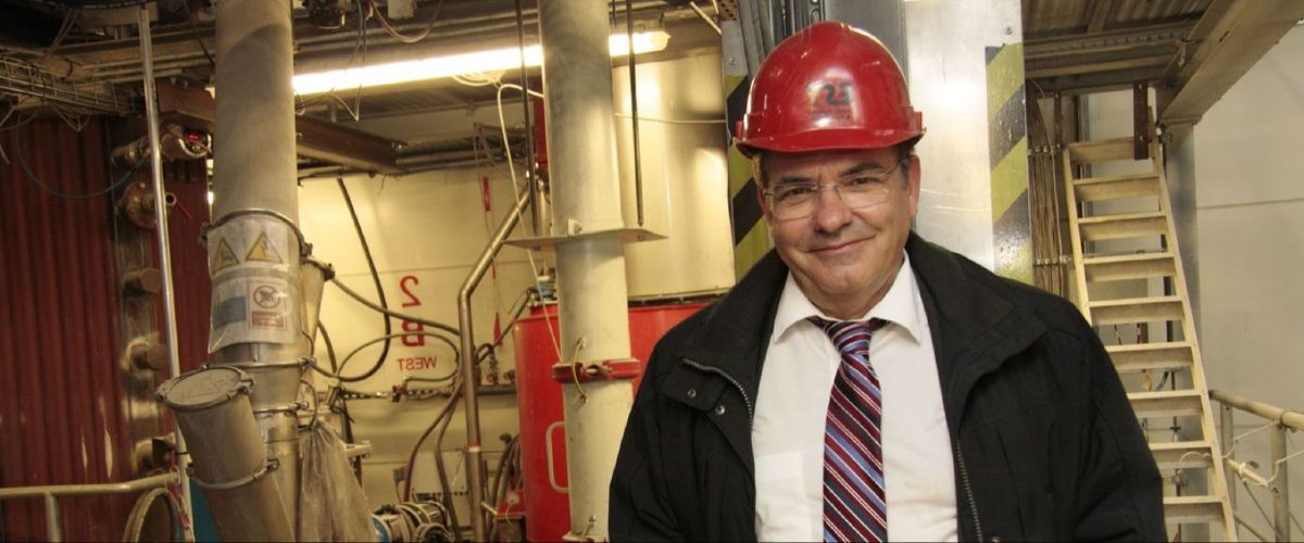 Prof. Dr Bernd Epple stands in an experimental room.