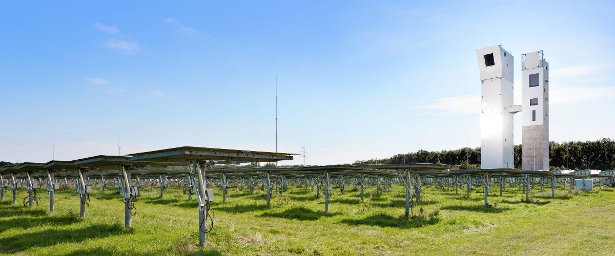 Vorarbeiten auf dem Solarturm des DLR in Jülich: Dort hat das SolarFuels-Projektteam den neu entwickelten Receiver zusammen mit dem Reformierungsreaktor erstmals auf einer Anlage in industrieller Größe aufgebaut und getestet.