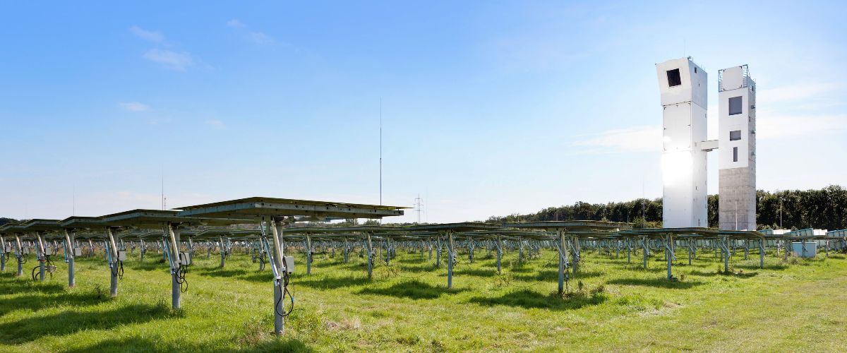 Preliminary work in the test chamber on the solar tower of the DLR in Jülich: There, the SolarFuels project team set up and tested the newly developed receiver together with the reforming reactor on an industrial-scale plant for the first time.