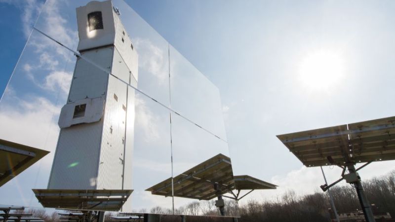 Spiegelung des Solarturm Jülich des Deutschen Zentrums für Luft und Raumfahrt.