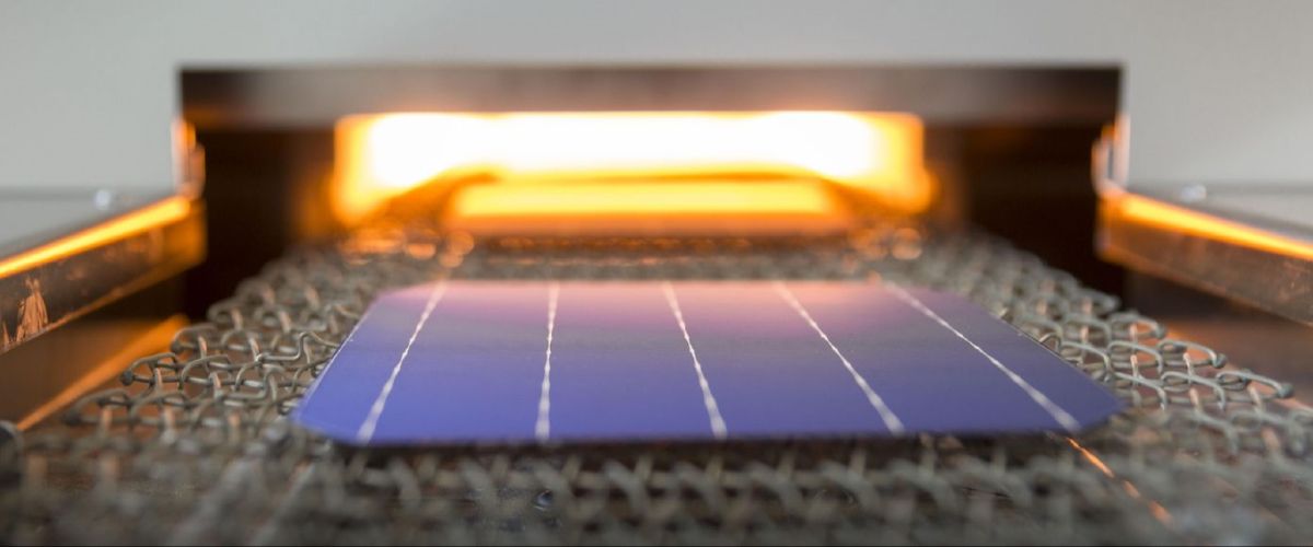 Feuerofen-Eingang mit einfahrendem industriellem Solarwafer.