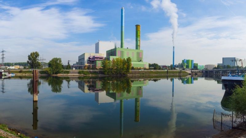 Das Titelbild zeigt das Gaskraftwerk Mainz-Wiesbaden am Rhein.