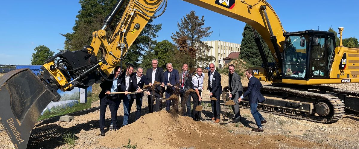 Sonnige Aussichten: gemeinsamer Spatenstich für die Demonstrationsanlage zur Produktion von Solartreibstoffen in Jülich.