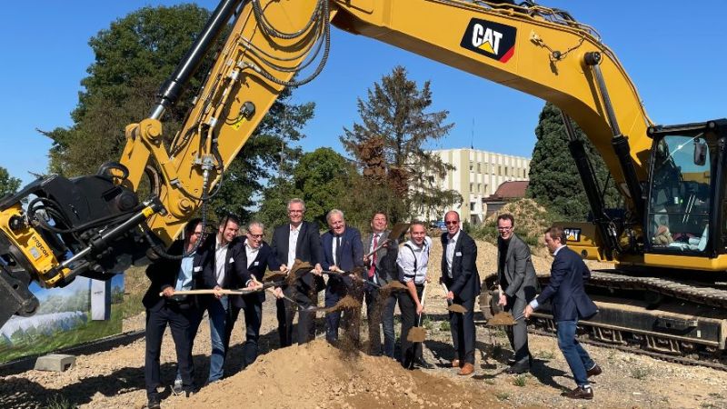 The cover image shows participants at the ground-breaking ceremony for the industrial test system for the production of solar fuels.