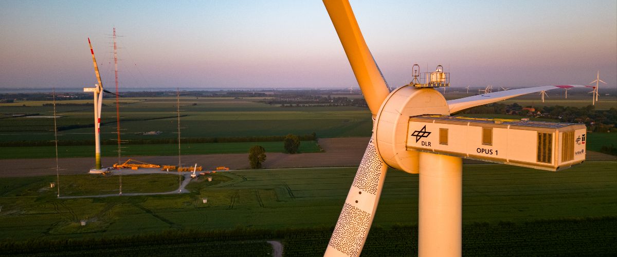 Blick auf die zwei Forschungsanlagen und das Mast-Array im Forschungspark WiValdi.