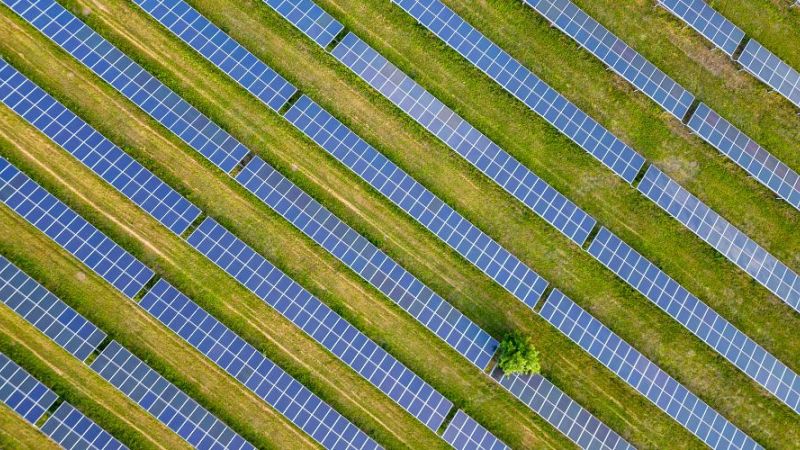 Symbolfoto: Photovoltaikanlage aus der Vogelperspektive