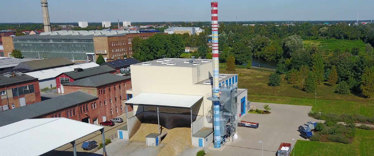 Bereits die Hälfte der örtlichen Fernwärme liefern erneuerbare Energieträger. Diese kommen zum Beispiel im hier abgebildeten Biomasse-Heizkraftwerk in Hennigsdorf zum Einsatz.