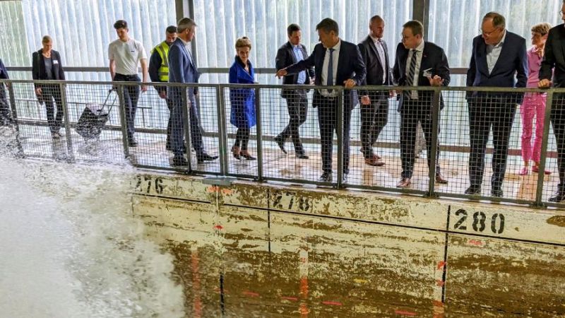 Dr Robert Habeck, Federal Minister for Economic Affairs and Climate Protection, at the opening of the GWK+ large wave current flume.