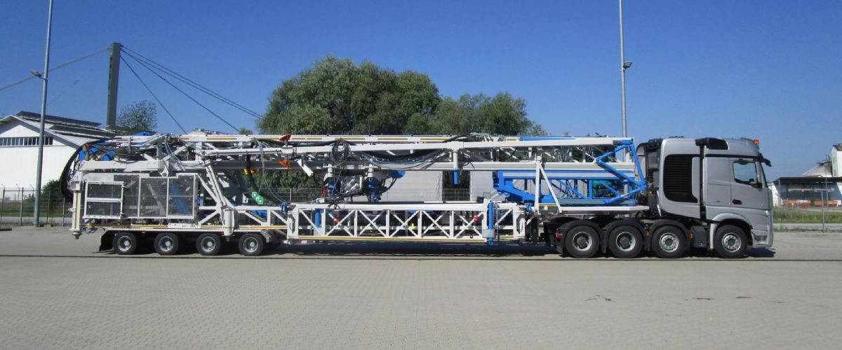 Transporting the workover rig on a special semi-trailer with four steering axles.