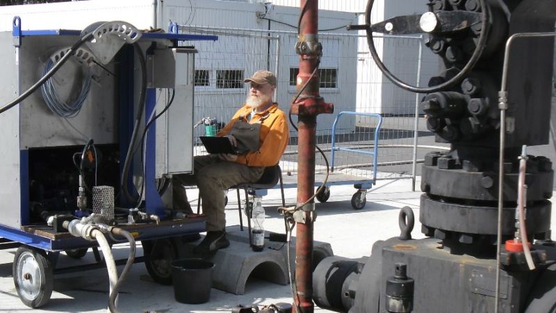 Der Bohrlochkopf und Hochdruckpumpe bei einem Injektionstest.