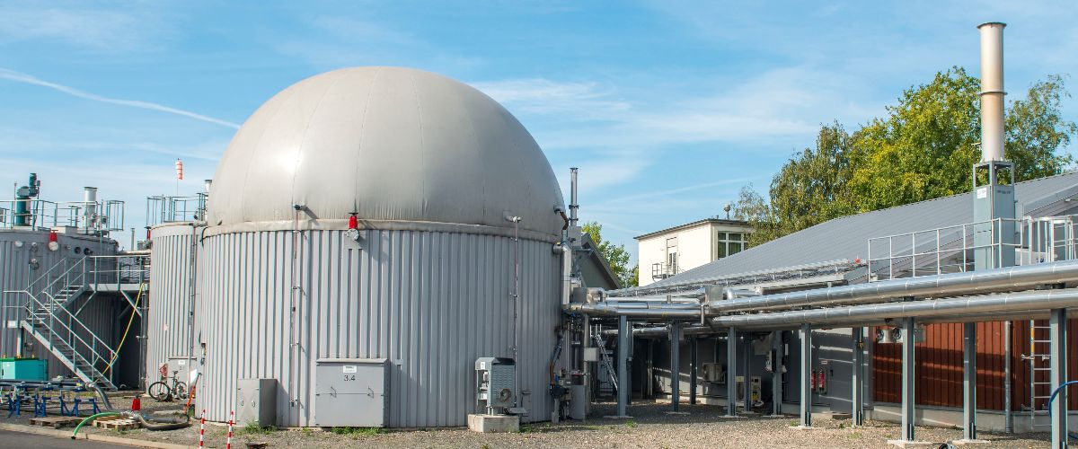 The conversion of biogas into electricity offers a way to compensate for fluctuations in the supply of wind and solar power through adapted production. Research biogas plant of the German Biomass Research Centre.