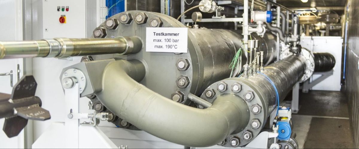 Auf diesem Hochtemperatur-Teststand werden komplette Pumpensysteme für den Einsatz tief unter der Erde unter praxisnahen Bedingungen getestet.