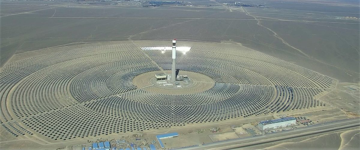 Das Solarturmkraftwerk in Hami, China, mit Stellio-Heliostaten, die durch ihre fünfeckige Form ein dichteres Heliostatenfeld mit geringerer Verschattung gegenüber viereckigen Heliostaten ermöglichen.