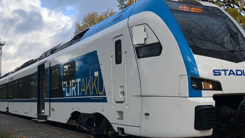 Ein Zug mit Flirt-Akku auf einer herbstlichen Bahnstrecke.