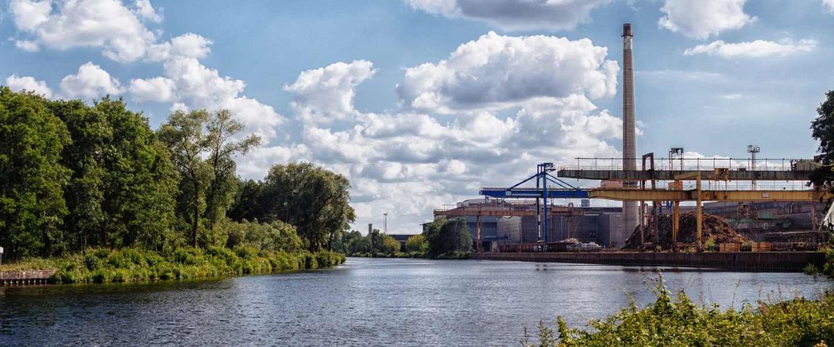 In dem neuen Speicher soll zukünftig Abwärme aus diesem Stahlwerk gespeichert werden.