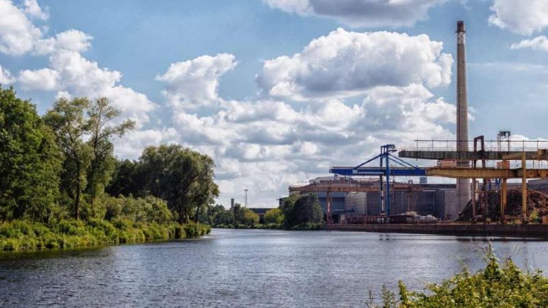 In dem neuen Speicher soll zukünftig Abwärme aus diesem Stahlwerk gespeichert werden.