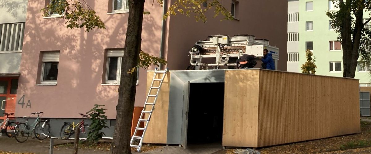 In the ‘Smartes Quartier Karlsruhe-Durlach’ project, the partners installed a multi-source heat pump system. The outdoor air unit, which was installed on a rubbish shed, can be seen here.