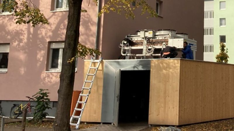 In the ‘Smartes Quartier Karlsruhe-Durlach’ project, the partners installed a multi-source heat pump system. The outdoor air unit, which was installed on a rubbish shed, can be seen here.