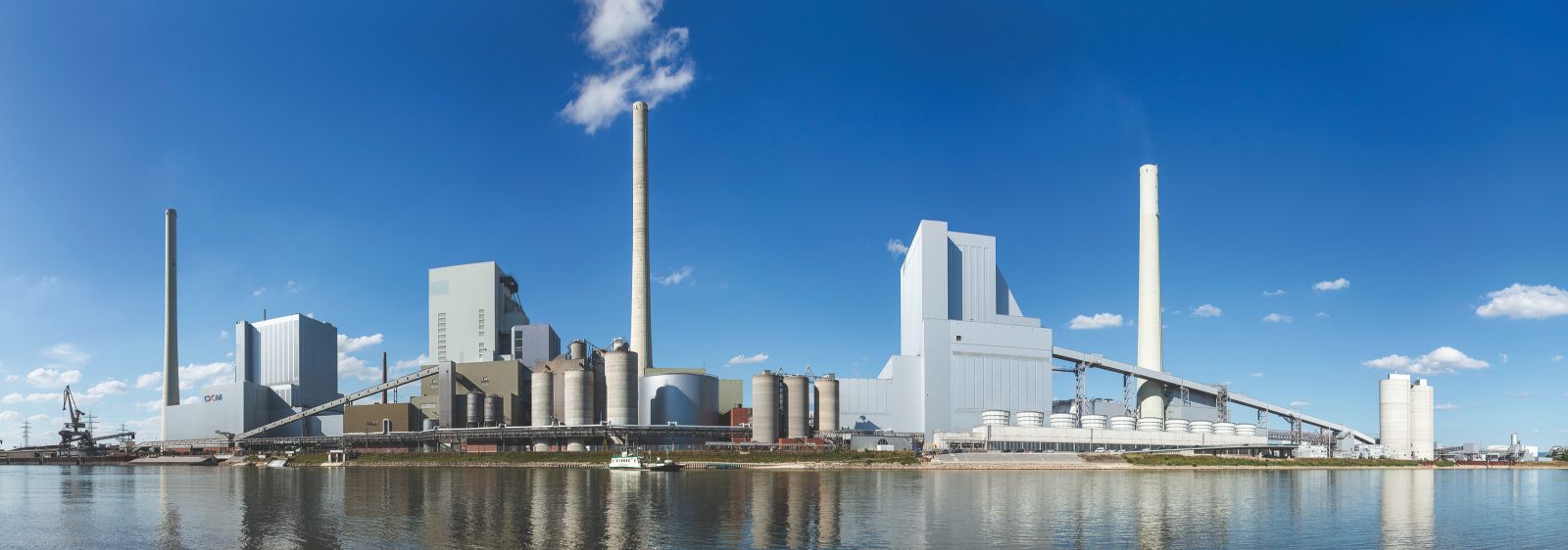 The power plant, located on the Rhine, is characterised by very efficient water extraction and return facilities. These are ideally suited as a heat source for a large-scale heat pump.