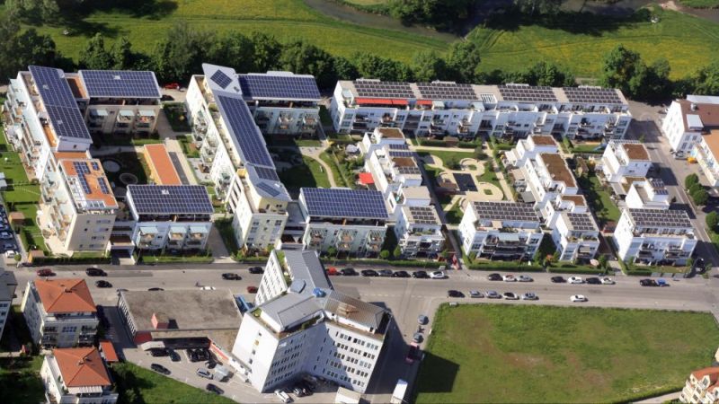 Using generated electricity in the neighbourhood: The aerial view shows the construction phases of the Ludmilla residential park.