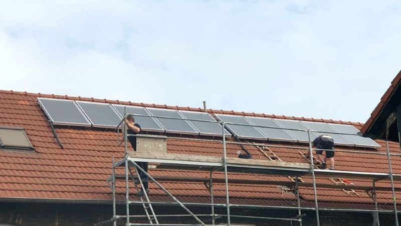 Here you can see ten covered PVT collectors, each with an area of 1.7 square meters, on an apartment building in Salzgitter-Hallendorf, Lower Saxony.