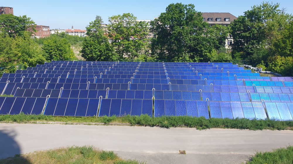  In Berlin-Köpenick, a large heat pump is to make better use of heat from an existing solar thermal system, among other things. 