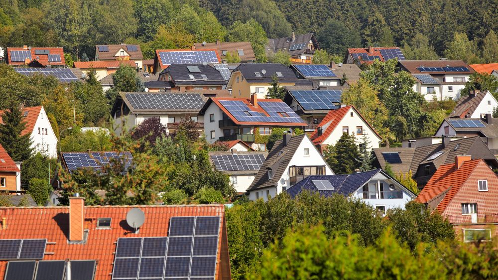 Symbolfoto: Blick auf Hausdächer mit Photovoltaikanlagen