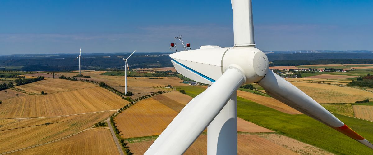 Symbolfoto: Windenergieanlagen auf Feldern