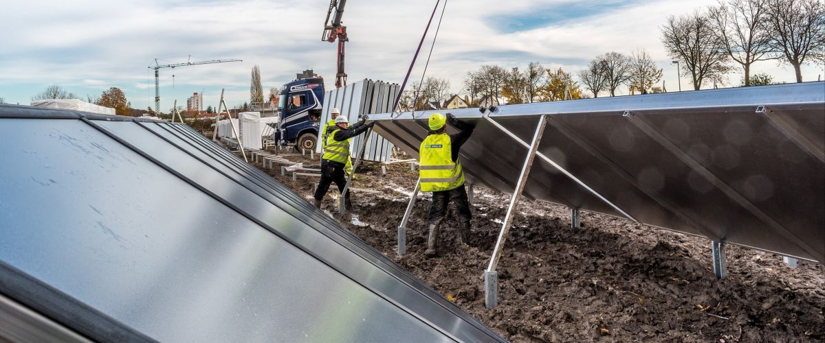  Arbeiter installieren solarthermische Anlagen.