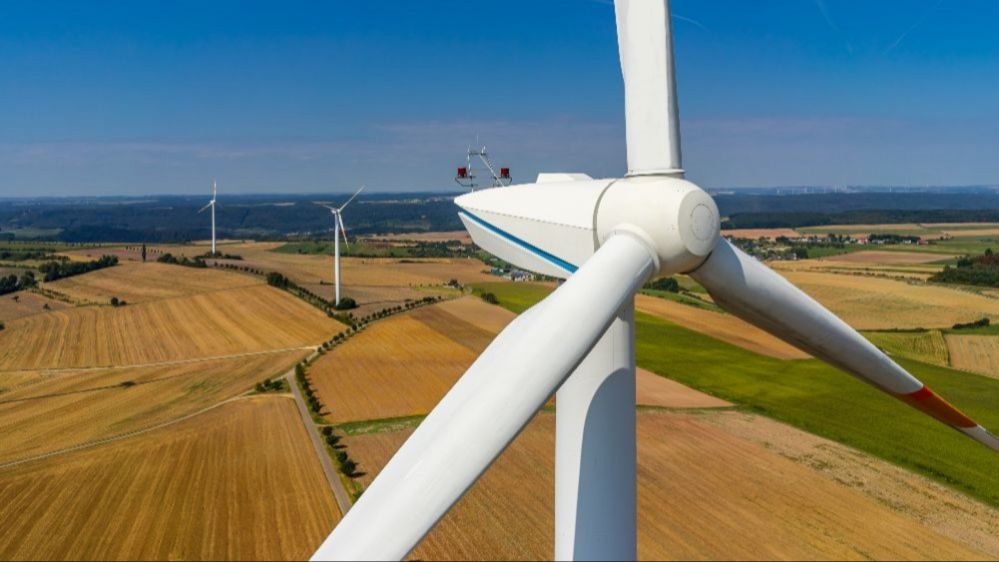 Symbolic photo: Wind energy plants on a field