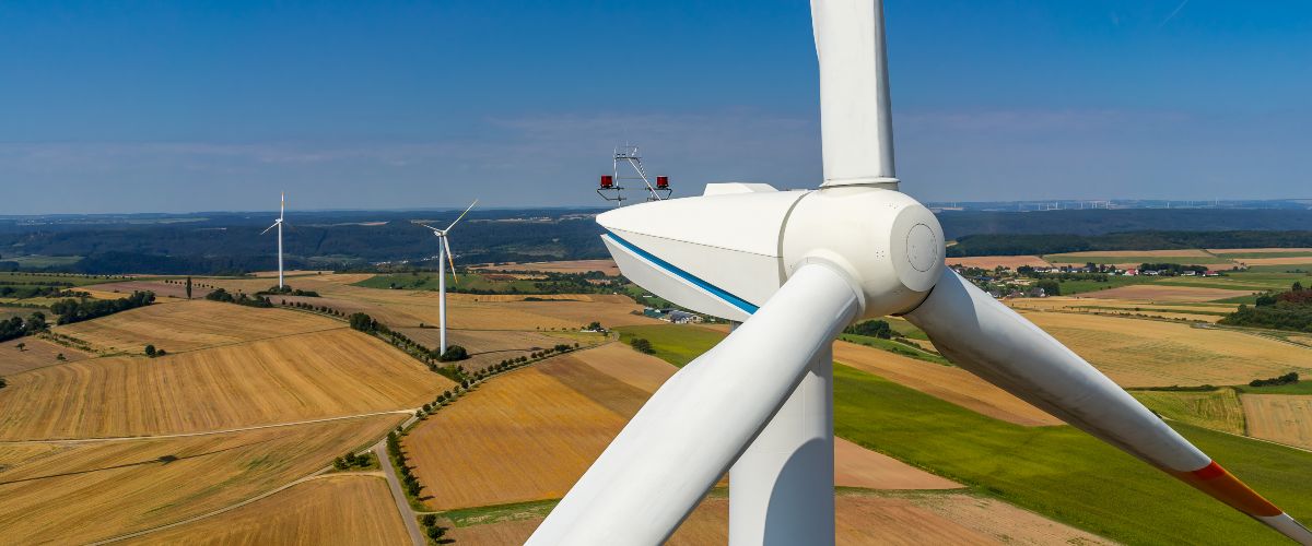 Symbolfoto: Windenergieanlagen auf Feldern