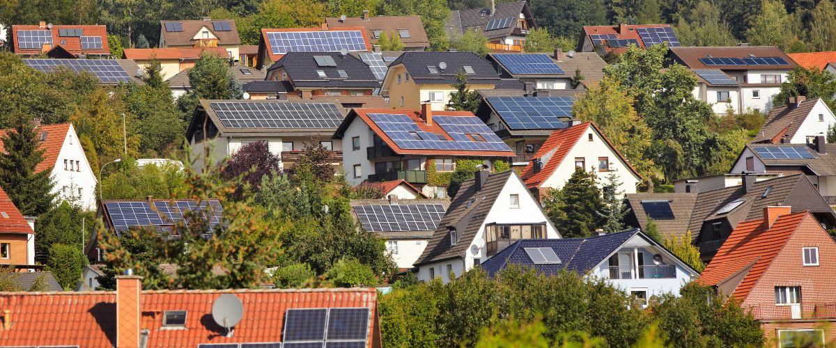 Symbolfoto: Blick auf Hausdächer mit Photovoltaikanlagen