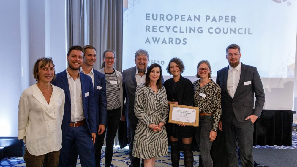 Ende Juni 2022 nahmen die Forschenden von EnEWA den Preis des European Paper Recycling Council in Brüssel entgegen.