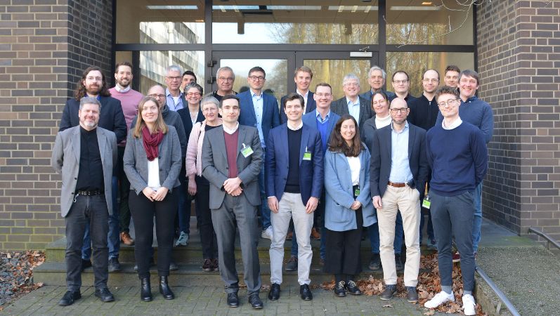 Gruppen-Foto beim Kick-off der Begleitforschung EE4InG-2: Begleitforschung für Energieeffizienz in Industrie und Gewerbe 2.0