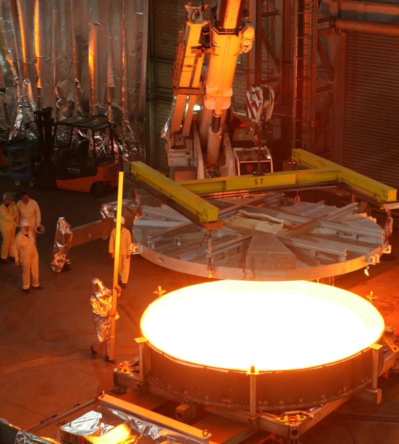 Guss eines 4-Meter-Teleskopspiegelträgers aus ZERODUR® Glaskeramik bei SCHOTT in Mainz. Nach dem Verlassen des Schmelzofens hat der Guss eine Temperatur von über 1.000 Grad Celsius. 