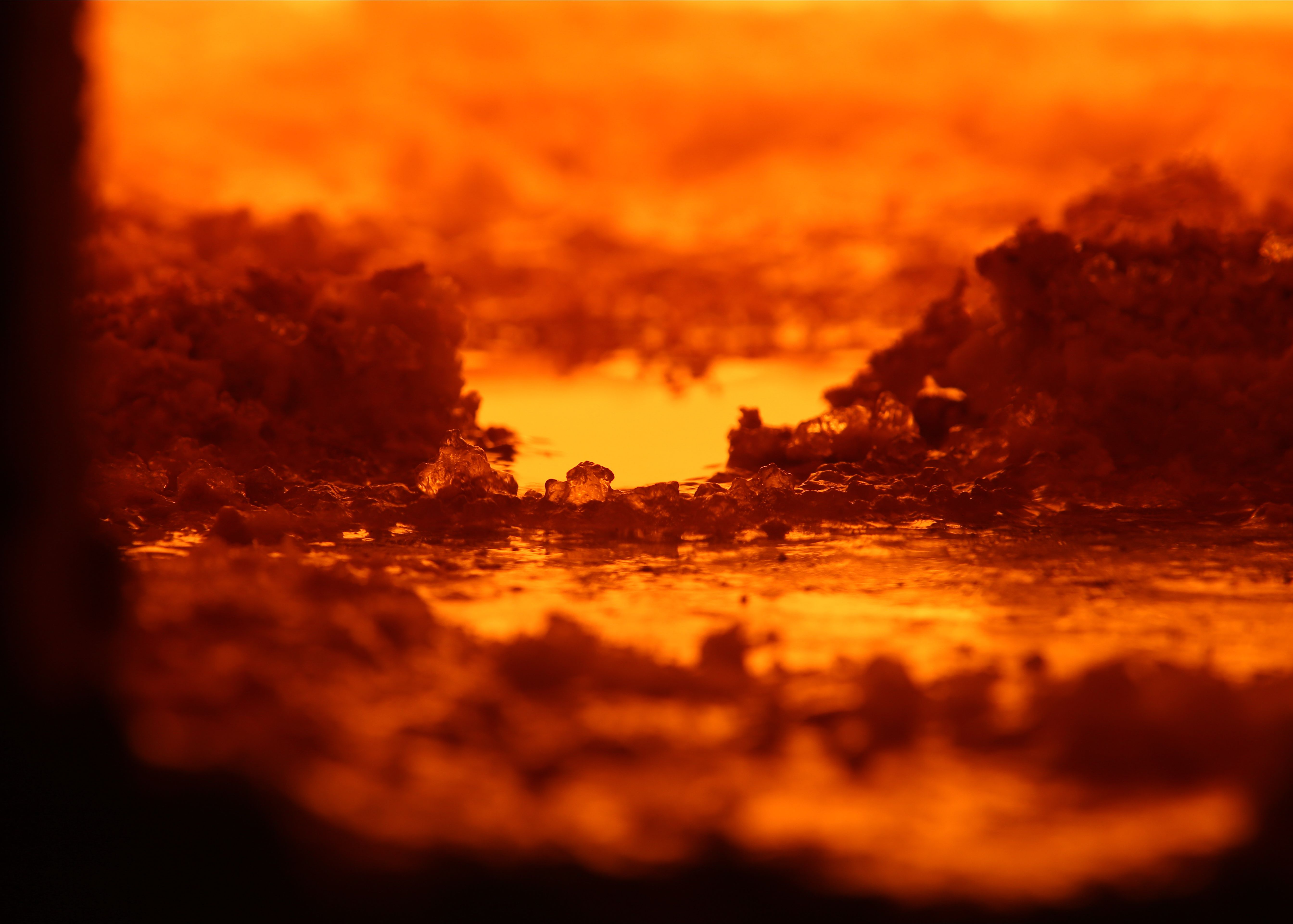 Blick in eine Glasschmelzwanne. Spezialgläser werden bei Temperaturen von 1.500 bis 1.700 Grad Celsius geschmolzen. 