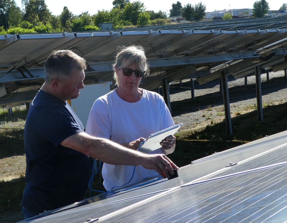 Analyse im Feld: Dr. Claudia Buerhop-Lutz und ihr Kollege Dr. Oleksandr Stroyuk bei der spektroskopischen Untersuchung der Polymere im Solarpark mit NIRA (Abkürzung für „Nahinfrarot-Absorptionsspektroskopie“). Die Forschenden nutzen diese Methode, um unter anderem das Backsheet-Material zu identifizieren.