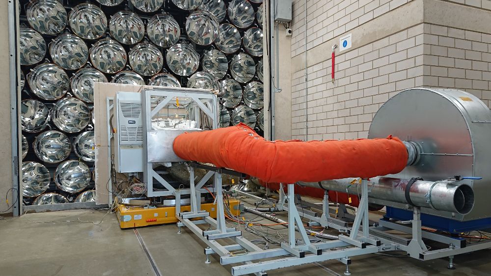 Two different material variants were tested in the Synlight test stand: a net made of ceramic pins, and also a honeycomb-like structure made of metal strips.