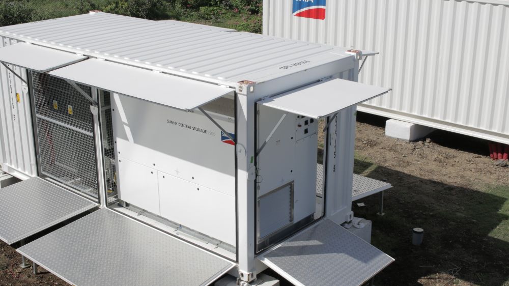 Grid-forming battery inverter of the megawatt class developed in the PV diesel project – here in use on the Caribbean island of St. Eustatius.