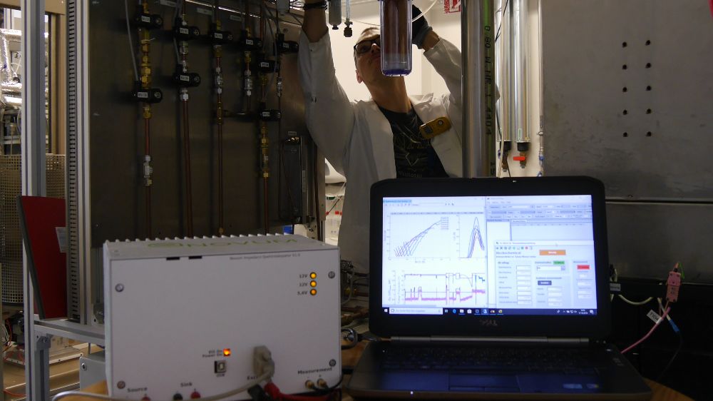 Maintenance work on the High-temperature fuel cells module stand.