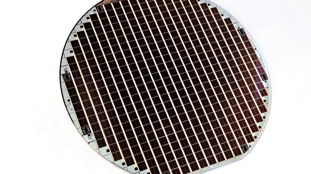 Ein vollständig prozessierter Wafer mit Mehrfachsolarzellen.