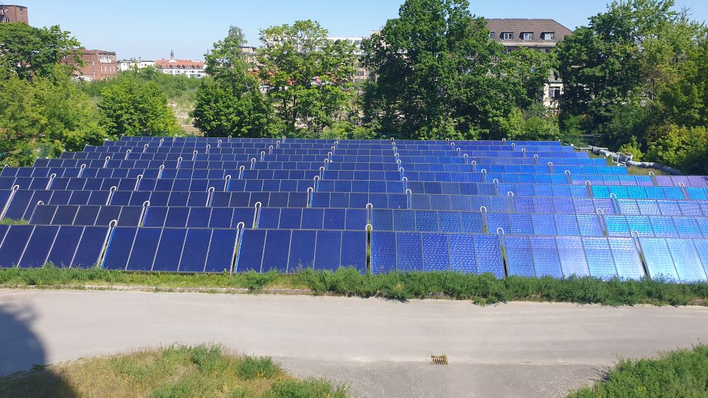 In Berlin-Köpenick soll eine Großwärmepumpe unter anderem Wärme aus einer bestehenden Solarthermieanlage besser nutzbar machen.